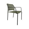 Super-Seat | Harper Horeca Budget Terras Stapelstoel Groene kunststof stapelstoel met armleuningen en zwart metalen frame, op witte achtergrond. | Horecameubilair