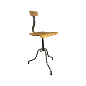 Super-Seat |Houten stoel met gebogen zit en vloerkleed, zwart onderstel. Industriële stijl, zichtbare schroeven. | Horecameubilair