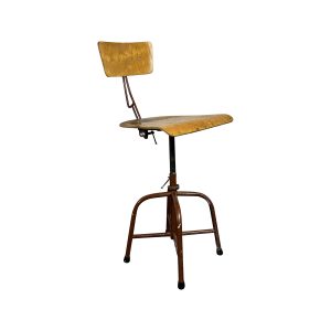 Super-Seat | Industriële Stoel Metaal Zwart Hout | Vintage houten stoel met metalen zwart onderstel en zwarte dopjes, verleden bij zwarte Horeca tafels. | Horecameubilair