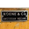 Super-Seat |Metalen naamplaat op tafel met zwartgouden blad en zwart onderstel, witte tekst. | Horecameubilair
