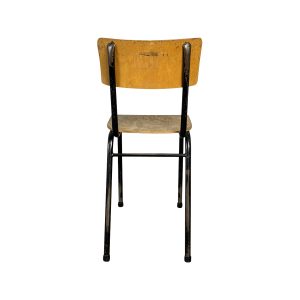 Super-Seat | Houten zit en vloerkleed, zwart metalen poten, duidelijk gebruikt, tegen witte achtergrond. | Horecameubilair