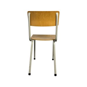 Super-Seat |Lichtbruin hout, zilver metaal, vloerkleed en zitting, smal design, tegen witte achtergrond. | Horecameubilair