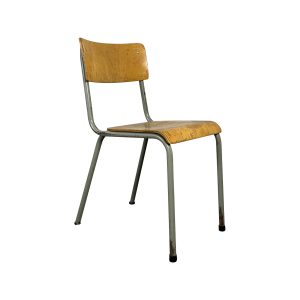 Super-Seat | Gele houten zitting, rugleuning, grijs metalen frame, zichtbare gebruikssporen. | Horecameubilair