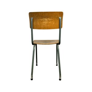 Super-Seat | Olvin vintage schoolstoel Groene metalen poten, hout met gebruikssporen, gebogen rugleuning, witte achtergrond. | Horecameubilair