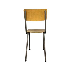 Super-Seat | De Graphit vintage houten grijs metalen schoolstoel | Lichtbruin hout, grijs metaal, 4 poten, vloerkleed en zitting, achterkant, witte achtergrond. | Horecameubilair
