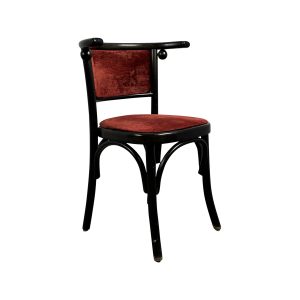 Super-Seat | The Ruby Thon Vintage Zwart Houten Caféstoel | Zwarte houten stoel met gebogen vloerkleed en rood fluwelen zitvlak en vloerkleedleuning. | Horecameubilair