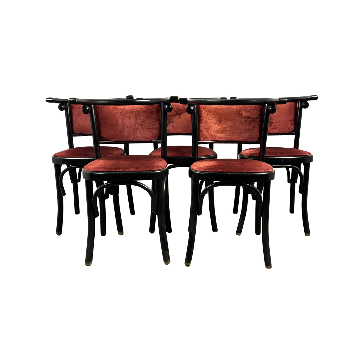 Super-Seat | Zwarte houten stoelen met rood fluwelen zittingen en vloerkleed, 6 stuks in 2 rijen. | Horecameubilair