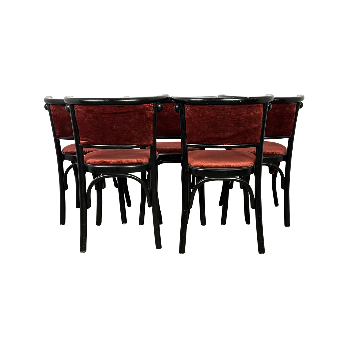 Super-Seat | Vintage houten armstoelen met rode stoffen zitting, gebogen poten en vloerkleed, in halve cirkel. | Horecameubilair