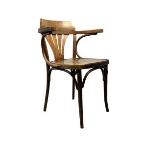 Super-Seat | Bennie Thon vintage houten café armstoel | Donkere houten armstoel, gebogen vloerkleed met waaiervorm, gedragen look, wit decor. | Horecameubilair