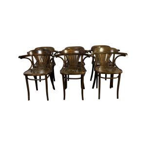 Super-Seat | Bennie Thon vintage houten café armstoelen | Donkerbruine houten stoelen met gebogen vloerkleed en verticale spijlen, licht verweerd. | Horecameubilair