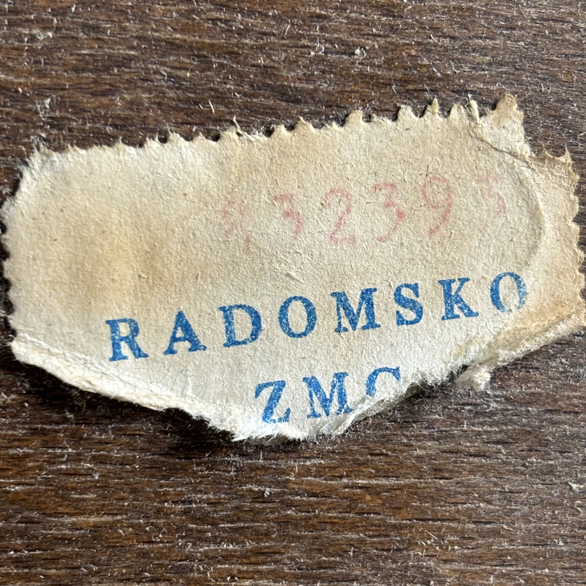 Super-Seat | Bennie Thon vintage houten café armstoelen Versleten papier label op bruin hout met rode en blauwe tekst; oud, stoer uiterlijk. | Horecameubilair