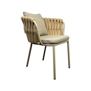 Super-Seat | The Vicktor vintage houten zwart metalen schoolstoelen | Beige gevlochten vloerkleed, 2 lichte kussens, zwart metalen poten, accenten. | Horecameubilair