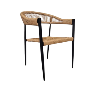 Super-Seat | Super Seat | Stoelen en Tafels Collectie | Lichtbruine rotan zitting/rug, zwarte houten poten, ronde vloerkleed, neutrale achtergrond. | Horecameubilair