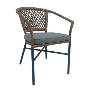 Super-Seat | Charlotte terras stapelstoelen vlechtwerk met arm | Grijze vlechtwerk stoel, metalen poten, armleuning en kussen, witte achtergrond. | Horecameubilair