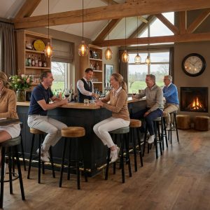 Super-Seat | Industriële barkrukken zwart oker geel velours | Zwart- en okergele velours barkrukken, houten tafels, grote ramen, houten balken, haard. | Horecameubilair