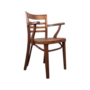 Super-Seat | Houten Stoel | Donkerbruine houten stoel met armleuningen, gebogen latrug en stevige poten tegen witte achtergrond. | Horecameubilair