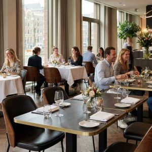 Super-Seat | Horeca tafels Urban melamine messing 67x67cm Messingkleurige melamine tafels, witte tafelkleden, moderne stoelen, bloemen op tafel. | Horecameubilair