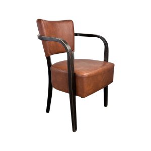 Super-Seat | Stoelen Collectie Bruine leren stoel met zwarte houten armleuningen en poten, zachte zitting en vloerkleed, witte achtergrond. | Horecameubilair