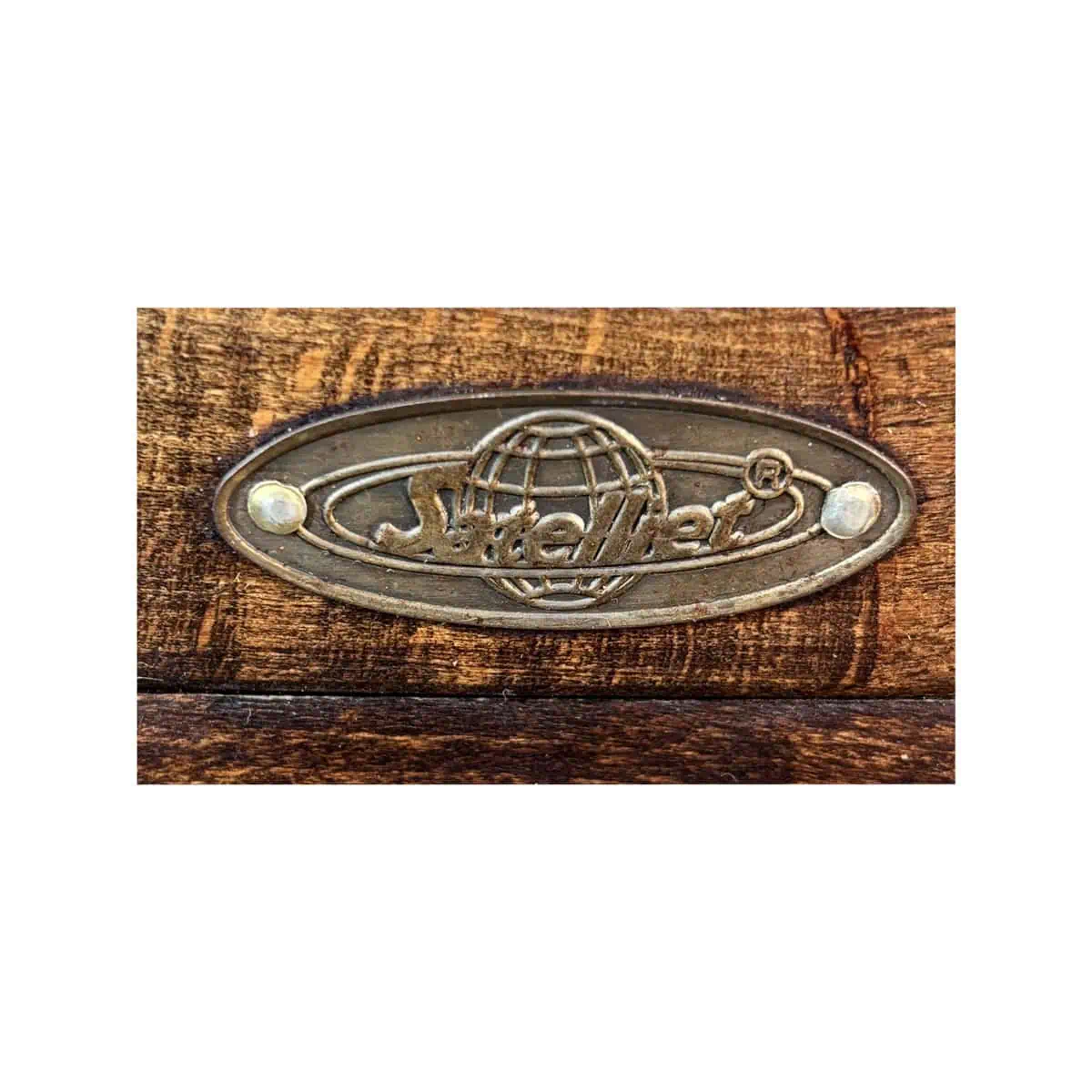 Super-Seat |Donkerbruine houten caféstoel met metalen "Schaefer" plaatje en wereldbol, drie schroeven. | Horecameubilair