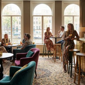 Super-Seat | Bar Interieur Inspiratie | Fluwelen stoelen, messing barkrukken en tafels bij grote ramen met goudaccenten en houten planken. | Horecameubilair