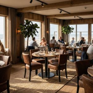 Super-Seat | Een restaurant met houten muren, grote ramen. Houten stoelen en tafels, metalen barkrukken; veel licht, planten. | Horecameubilair