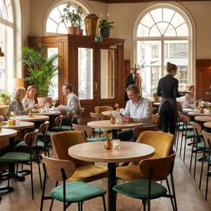 Super-Seat | Wat je gaat tegenkomen zijn stoelen, tafels... | Houten stoelen en tafels, metalen schorsrukken, picknicktafels bij ramen vol licht en planten. | Horecameubilair