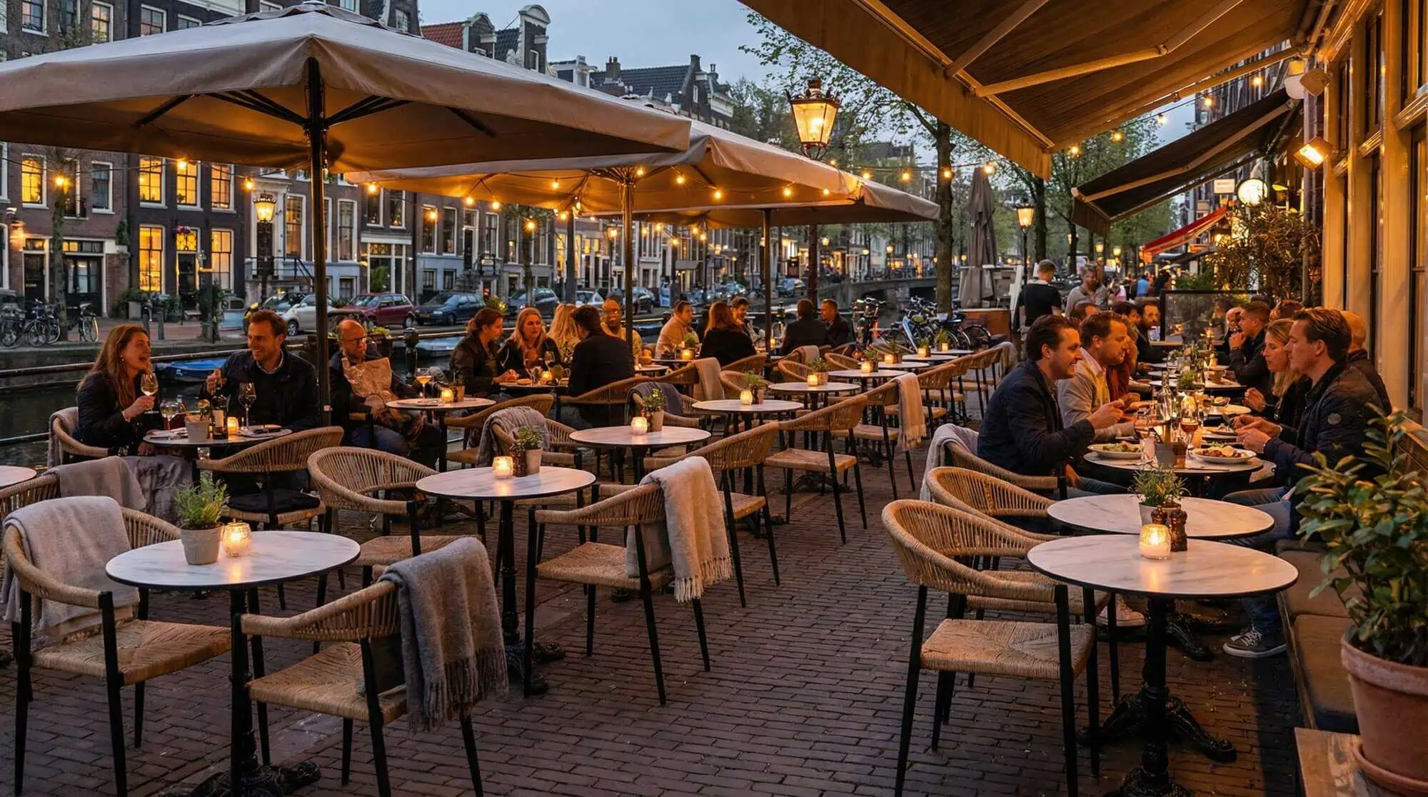 Super-Seat | Restaurant aan het water Houten tafels, grijze en zwarte stoelen, houten barkrukken op stenen terras onder grote witte parasols. | Horecameubilair