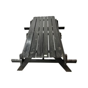 Super-Seat | Zwarte houten picknicktafel met latten en vaste banken, lichte gebruikssporen, wit achtergrond. | Horecameubilair