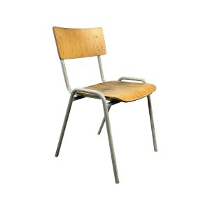 Super-Seat |Wat je gaat tegenkomen|Stoel met houten zitting en rugleuning, metalen frame en vier schuine poten op witte achtergrond. | Horecameubilair